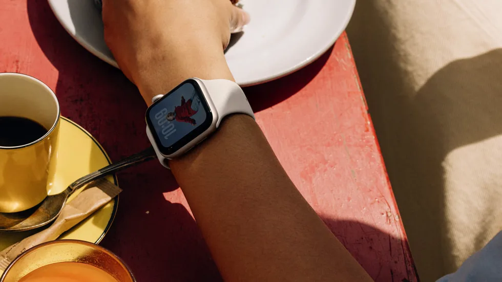 Bileğine Apple Watch SE 3 takmış bir kişinin görseli.