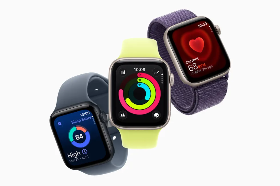 Ekranlarında farklı sağlık ve fitness özellikleri gösterilen üç Apple Watch SE 3.