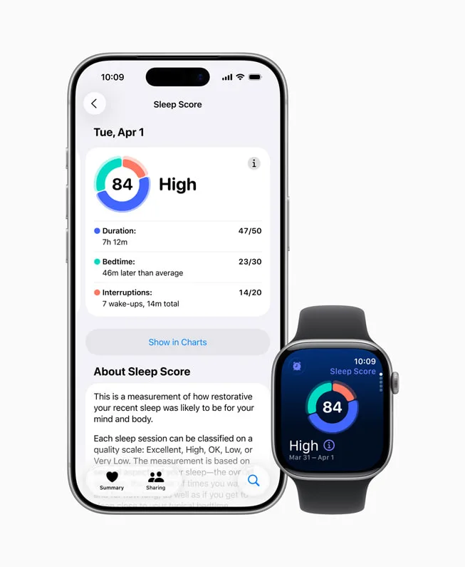 Bir kullanıcının iPhone’unda ve Apple Watch Series 11’inde uyku skoru gösteriliyor.