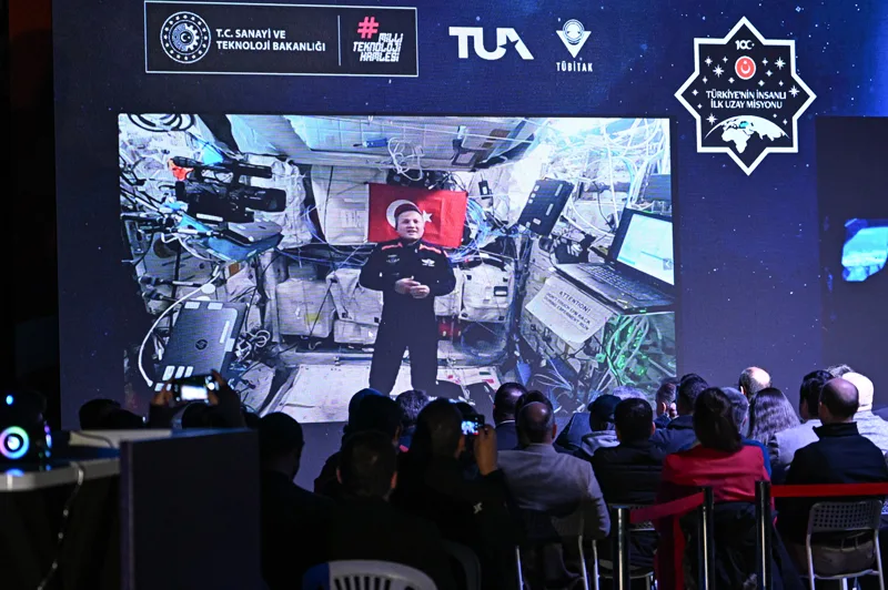 İlk Türk astronot Alper Gezeravcı, Bakan Kacır ile görüşme gerçekleştirdi