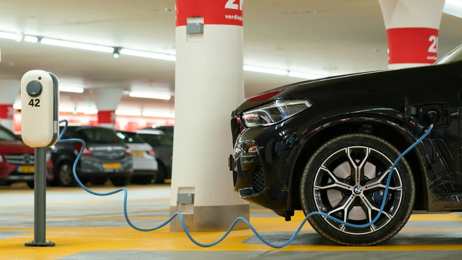 Elektrikli araçlar daha yüksek olasılıkta yayalara çarpıyor