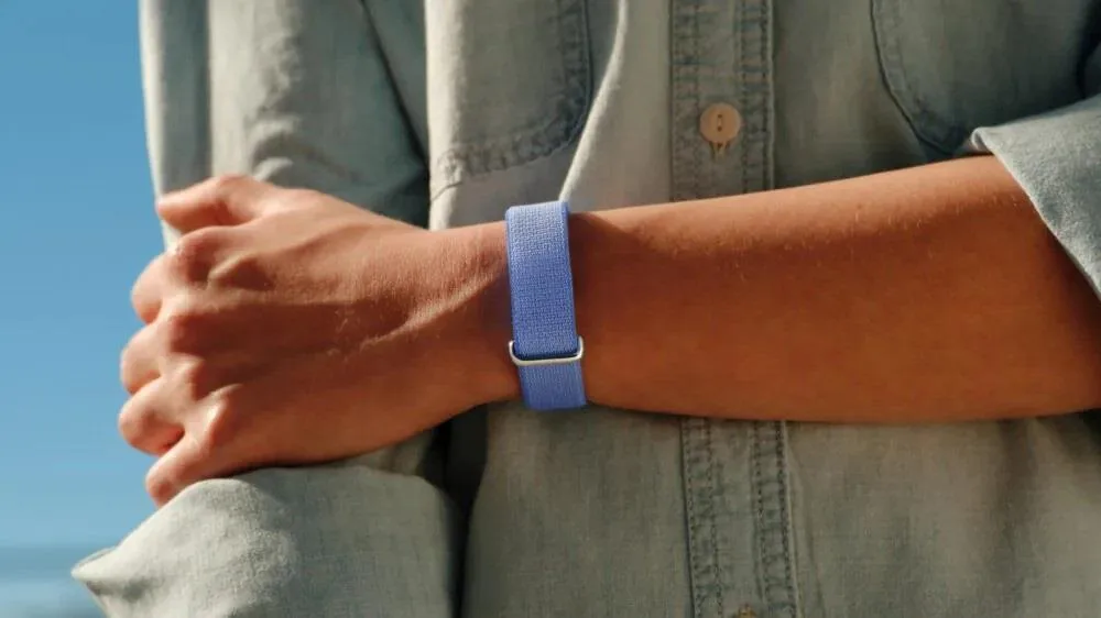 Google, WHOOP rakibi ekransız sağlık cihazı Fitbit Air'i tanıttı