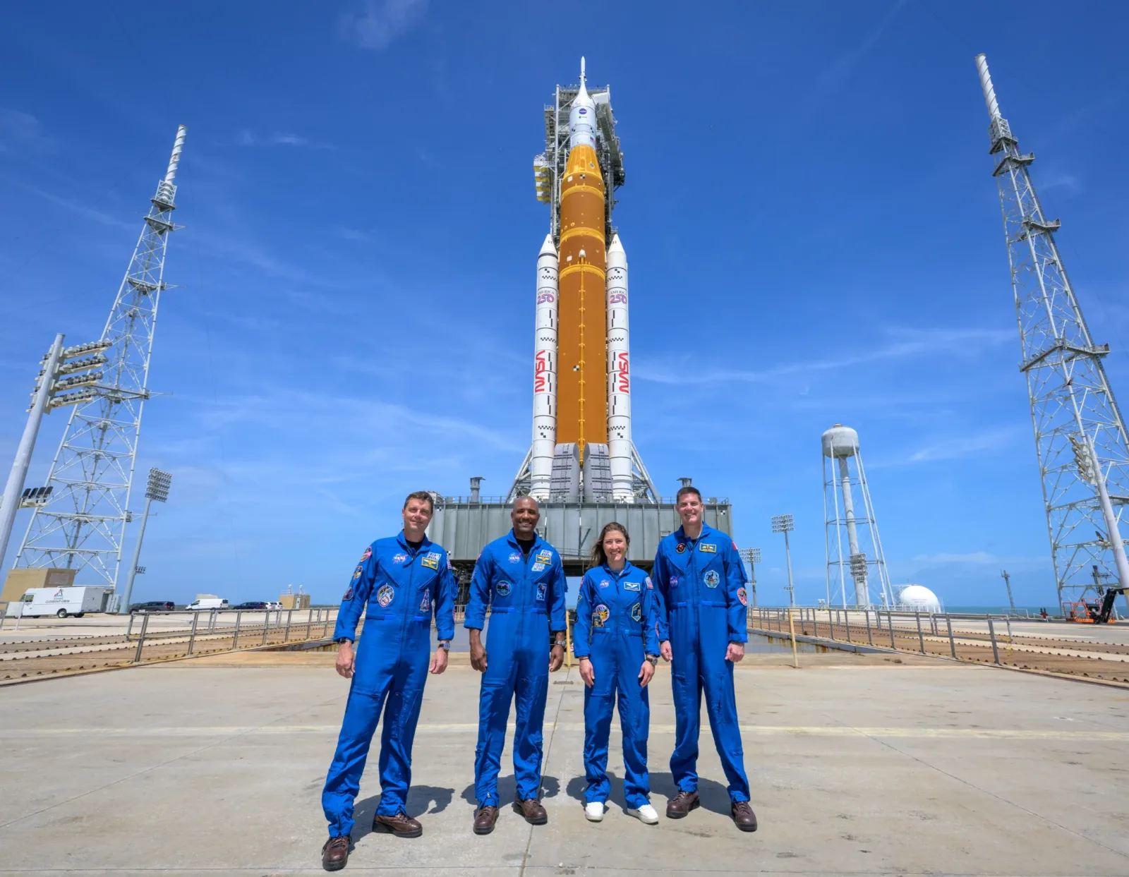 NASA'nın insanlı Ay görevi Artemis II resmen başladı