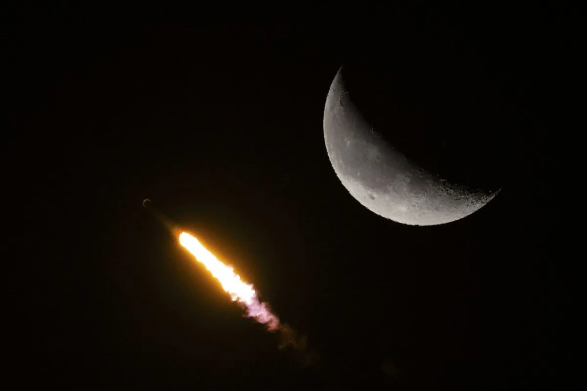 SpaceX'in Falcon 9 roketi Ay'a çarptı