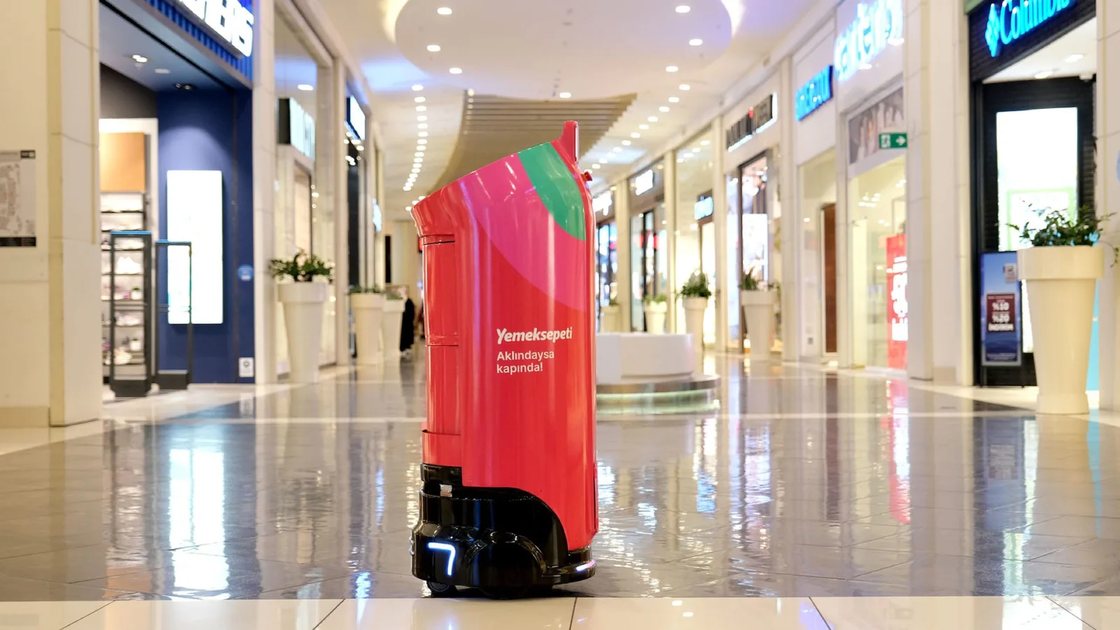 Yemeksepeti'nin teslimat robotu YEBO, Akasya'da hizmete başladı