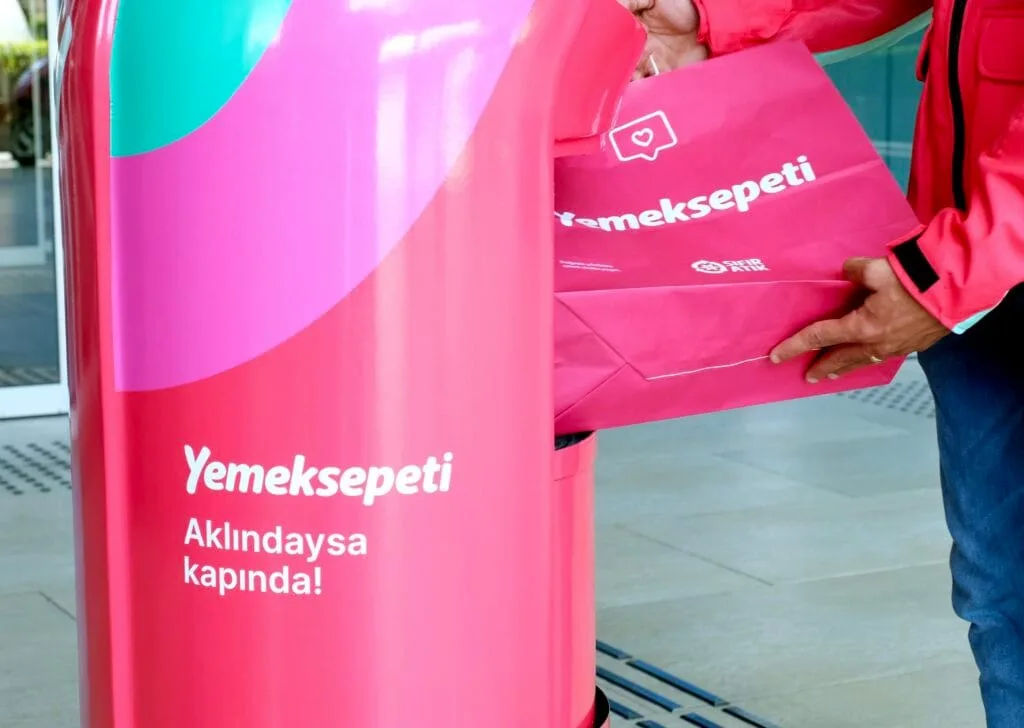 Yemeksepeti'nin teslimat robotu YEBO, Akasya'da hizmete başladı