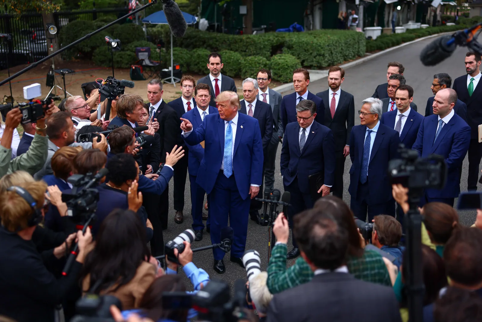 ABD Başkanı Donald Trump, "yapay zeka" ismini "süper zeka" olarak değiştirdi
