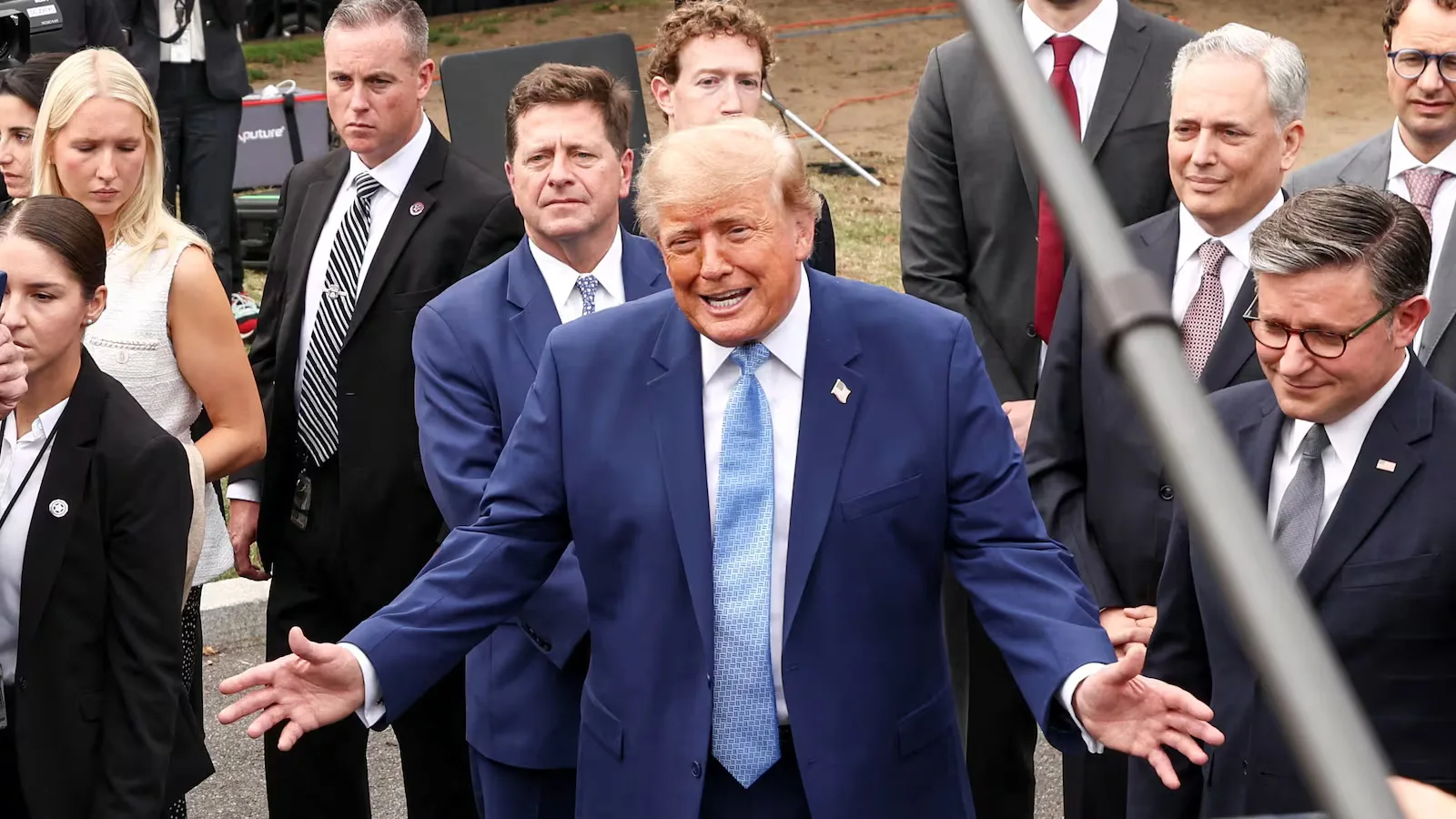ABD Başkanı Donald Trump, "yapay zeka" ismini "süper zeka" olarak değiştirdiğini açıkladı ABD Başkanı Donald Trump, "yapay zeka" ismini "süper zeka" olarak değiştirdiğini açıkladı