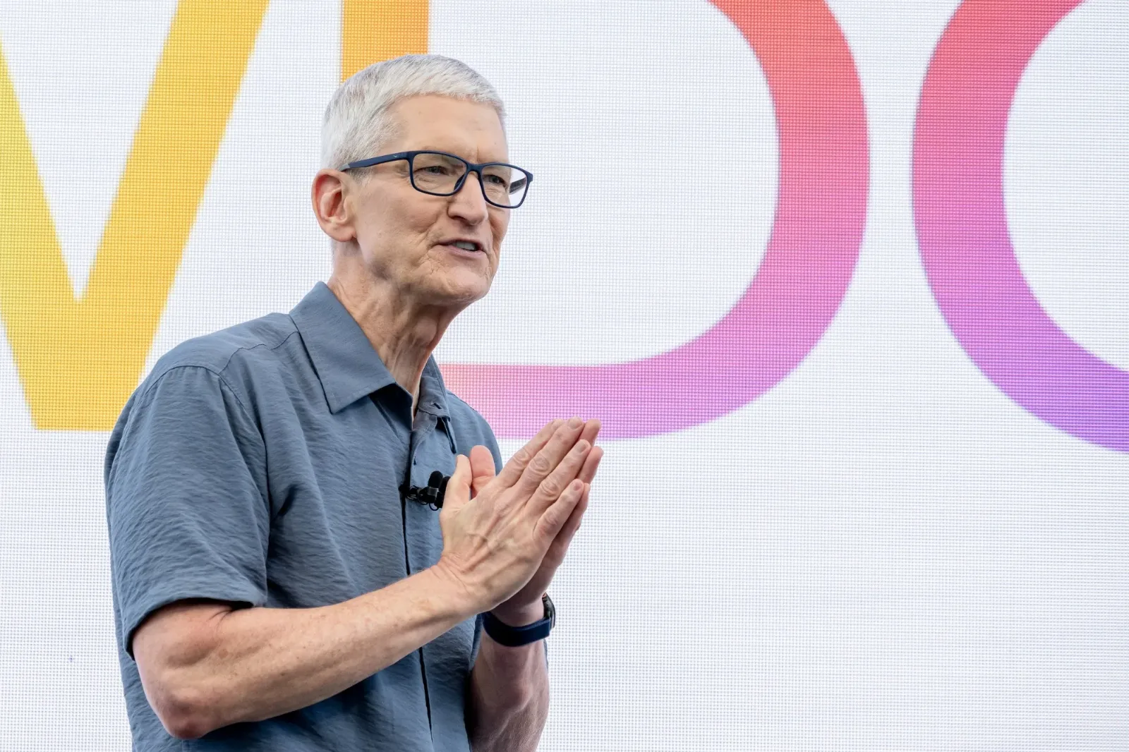 Eski Apple CEO'su Tim Cook, 64 milyon dolarlık Apple hissesi sattı
