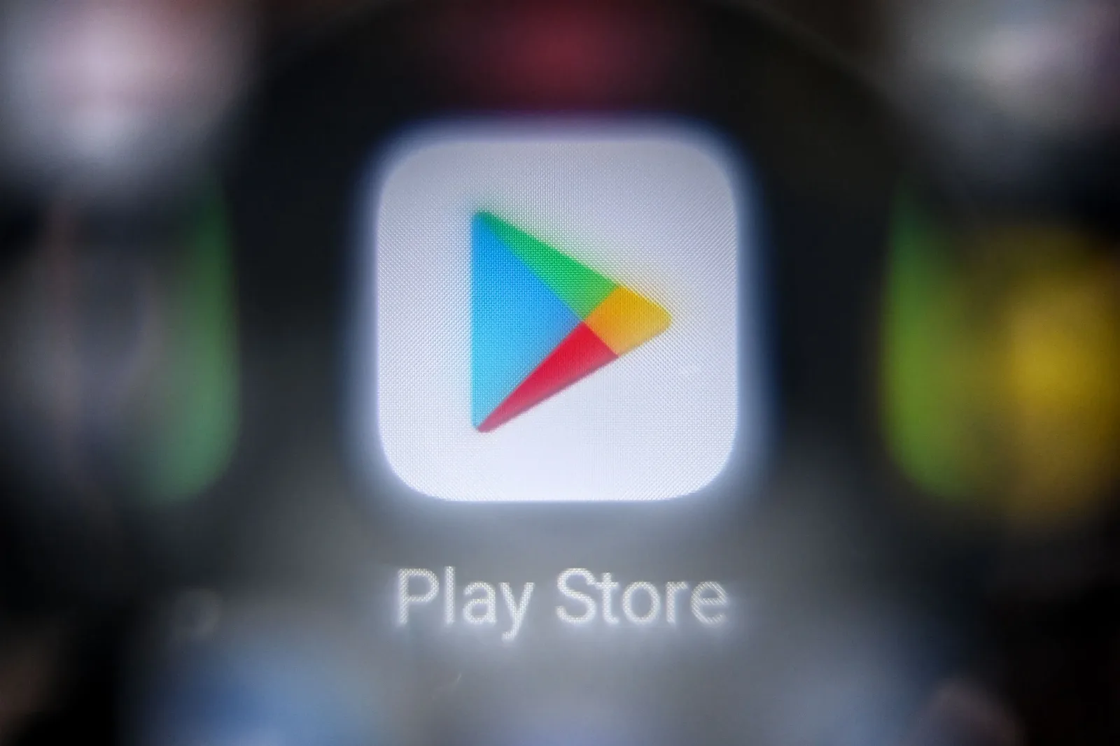 Google, kişisel yapay zeka uygulamalarının Play Store'a yüklenmesine izin vermeye başladı