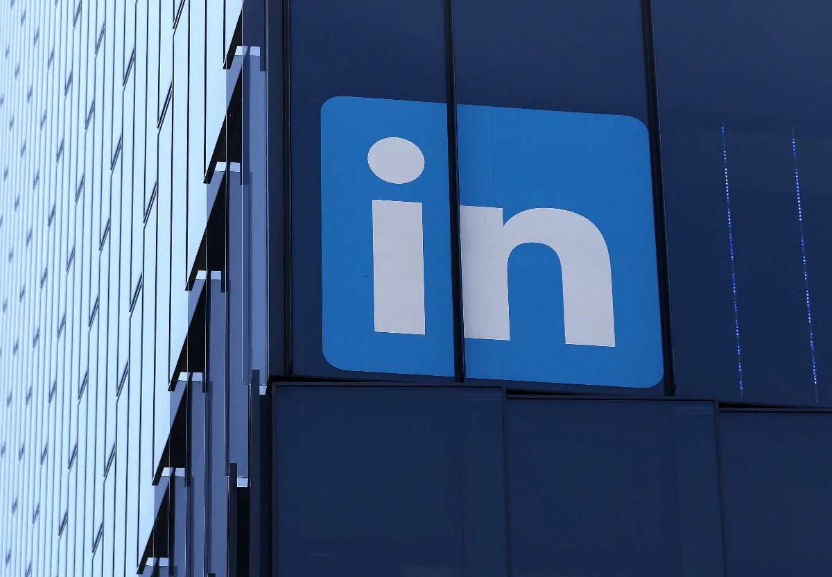 LinkedIn, sahte profilleri ve iş geçmişlerini tespit eden yeni araçlarını kullanıma sundu